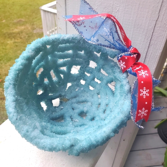 🎄 HAND CRAFTED faux Crystal igloo basket with 3 snowballs - Picture 3 of 5